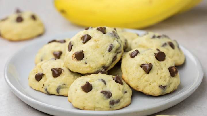 banana chocolate chip cookies - millenora
