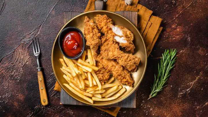 chicken tenders with fries and sauce - millenora