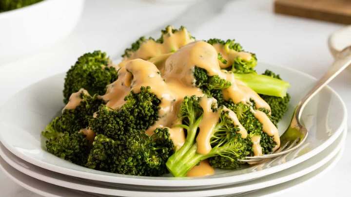 steamed broccoli with cheese sauce - millenora